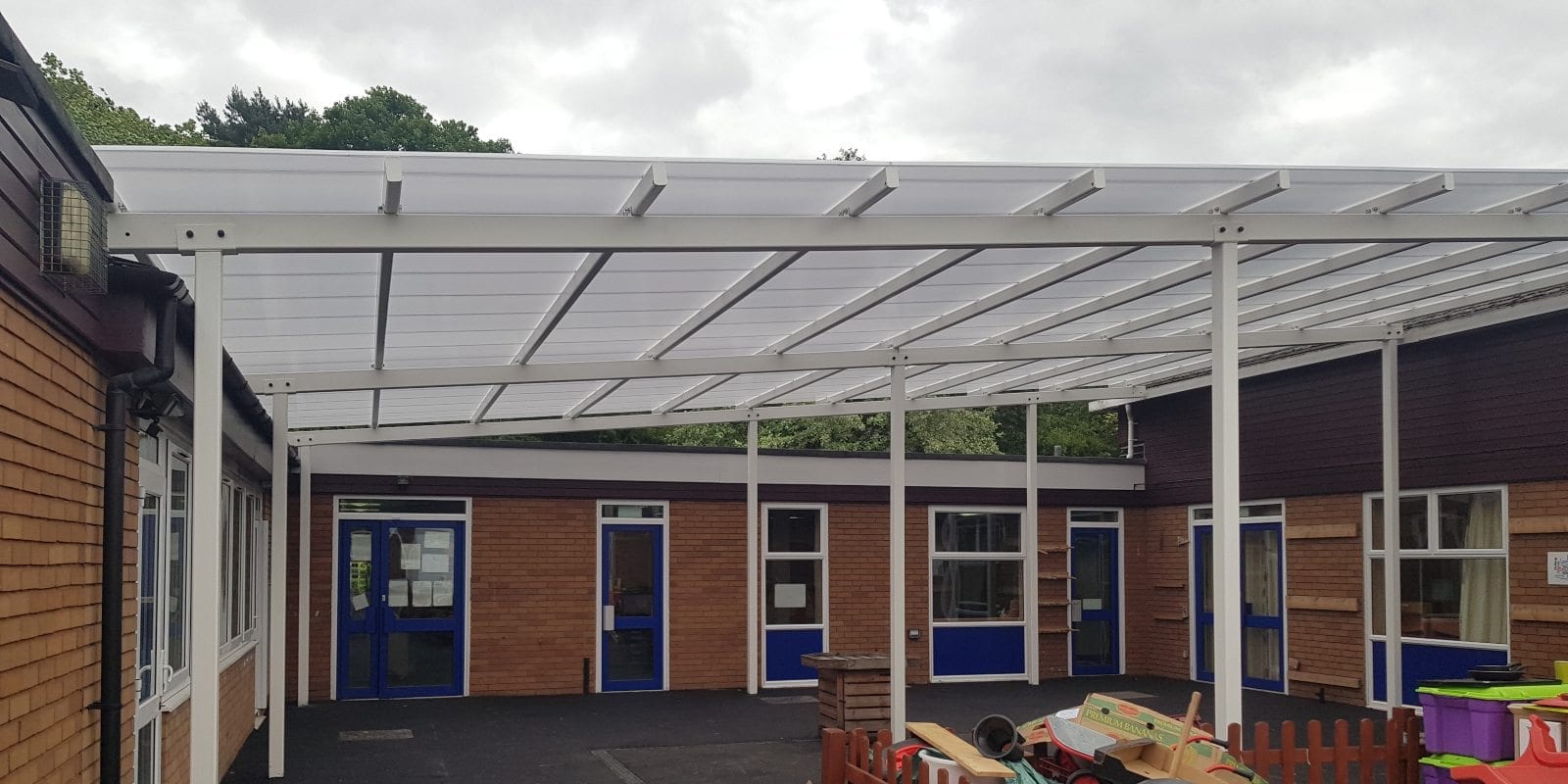 Hollinswood Primary School White Shelter