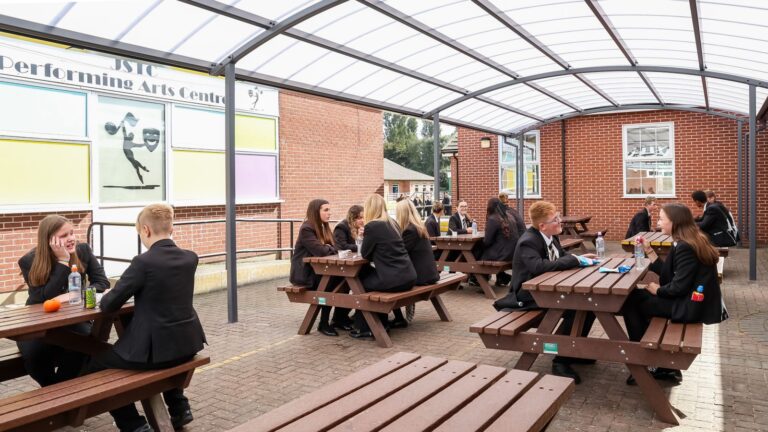 outdoor dining shelter